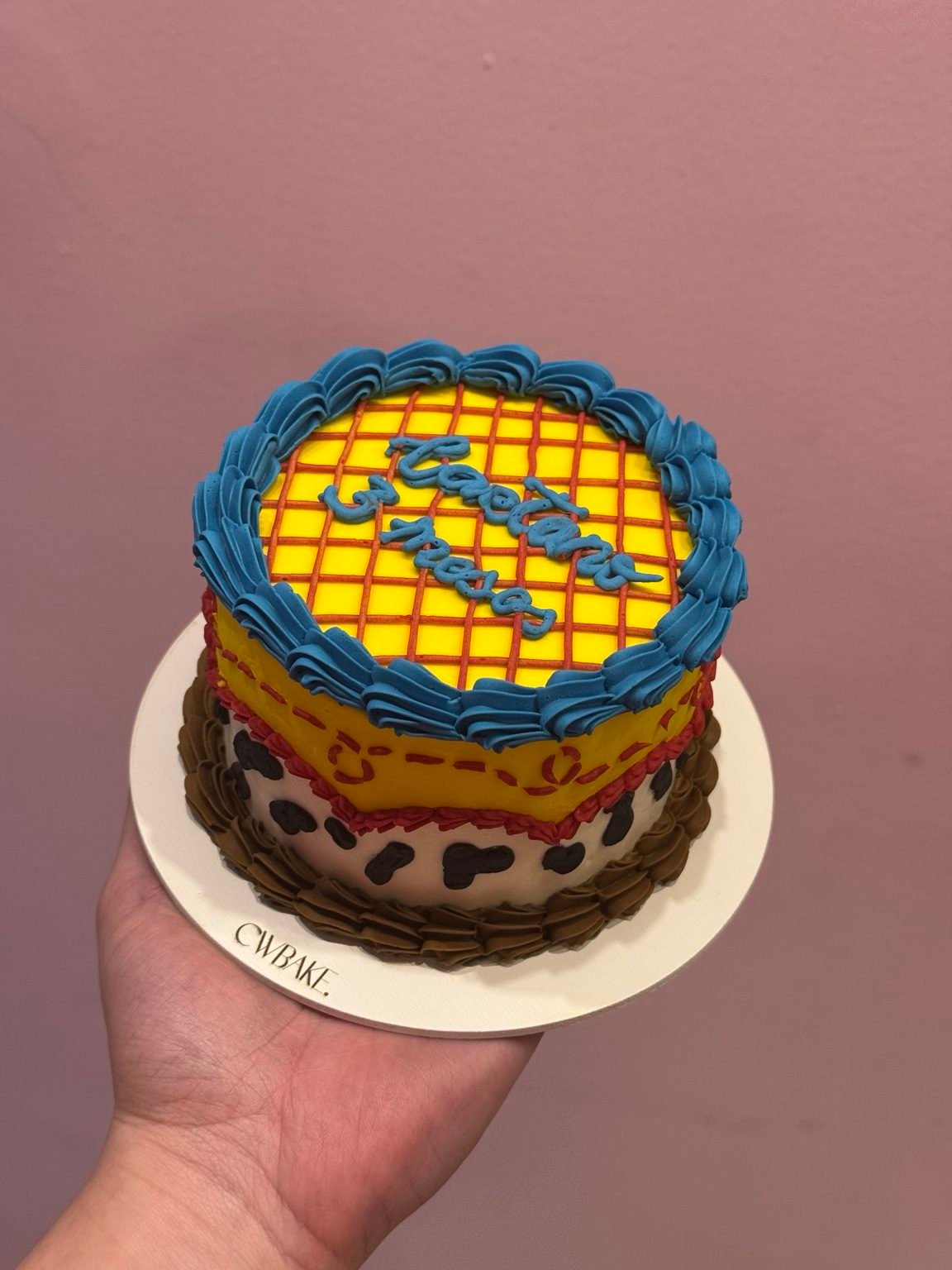 Bentô com topo amarelo e detalhes em buttercream azul