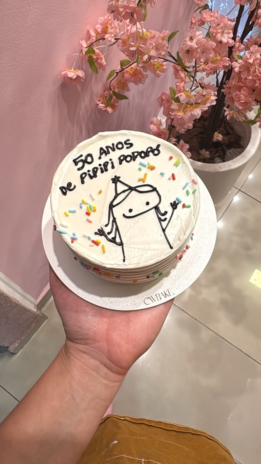 Bentô branco com desenho simples e frase de aniversário