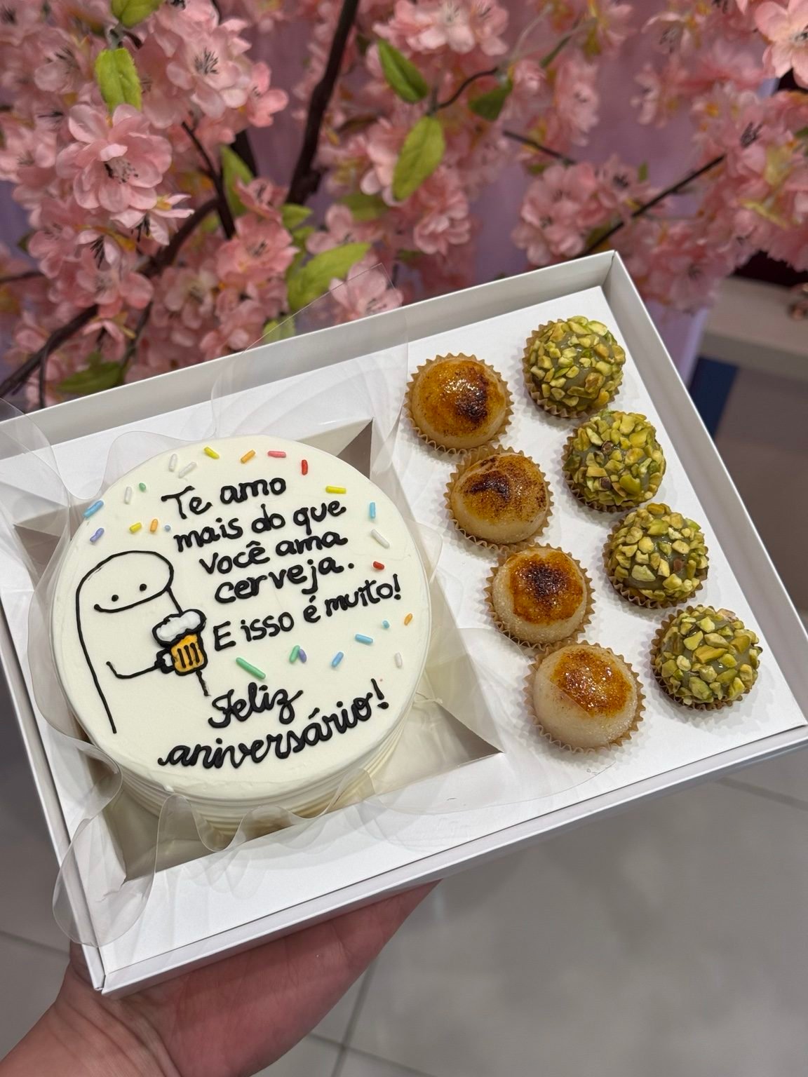 Caixa com bentô de mensagem de aniversário e seis brigadeiros sortidos