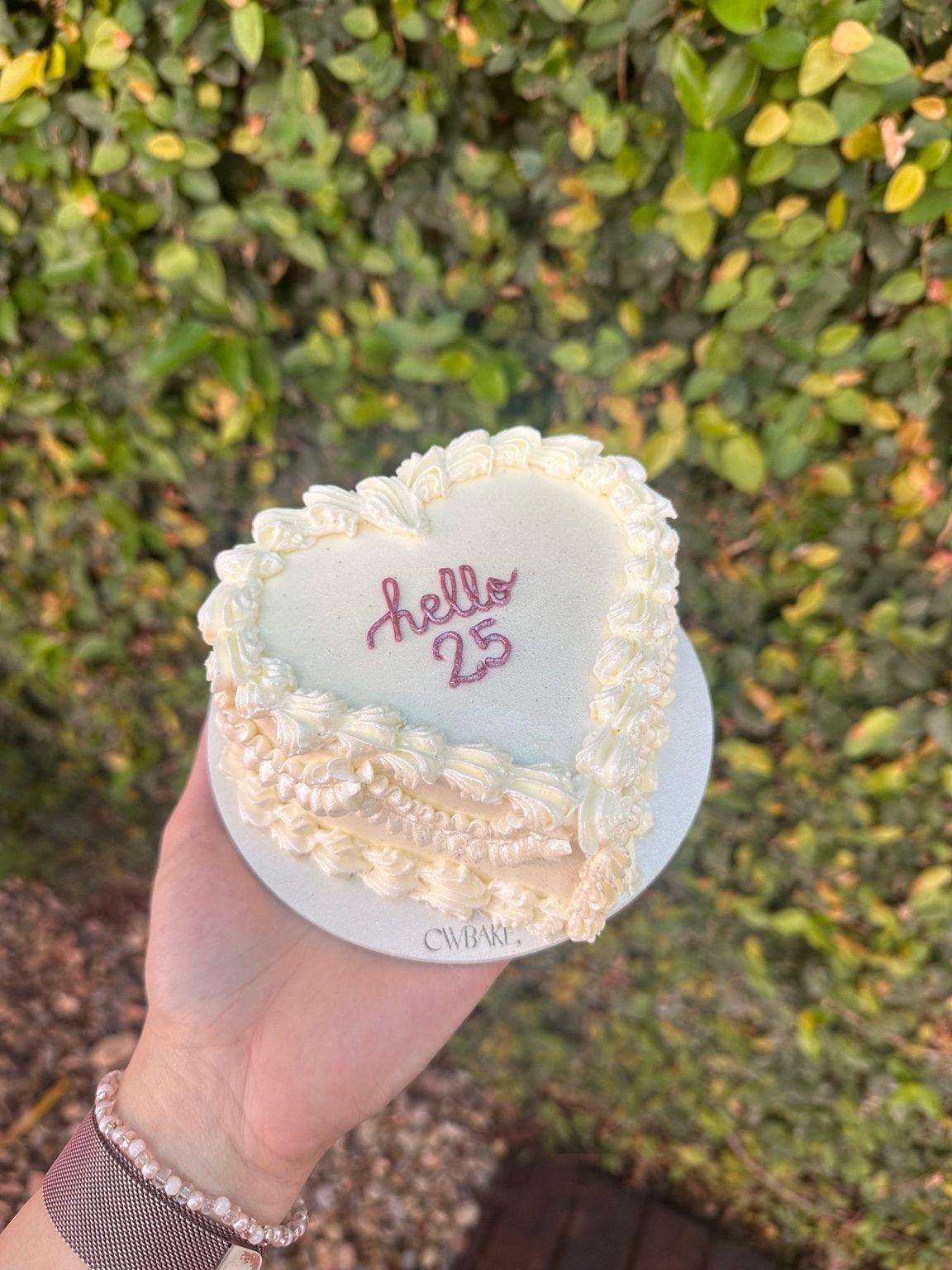 Bentô coração branco com frase escrita e borda de pérolas em buttercream
