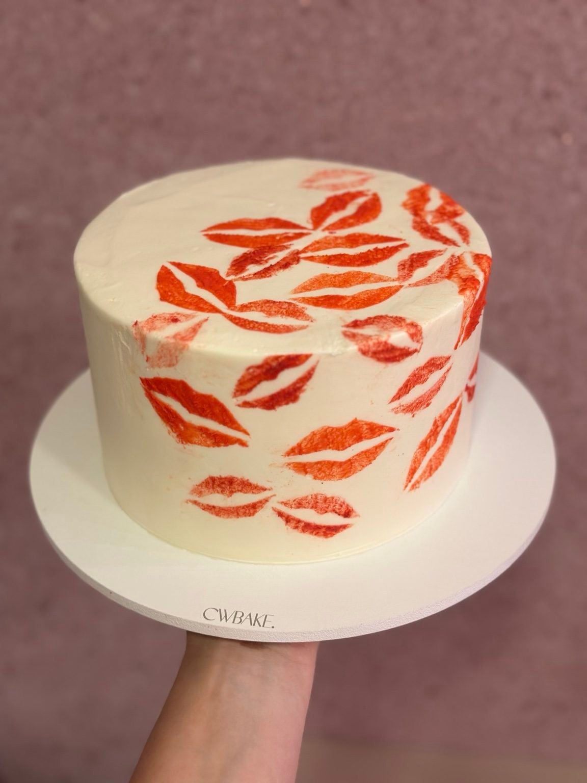 Bolo branco com marcas de beijo em vermelho desenhadas