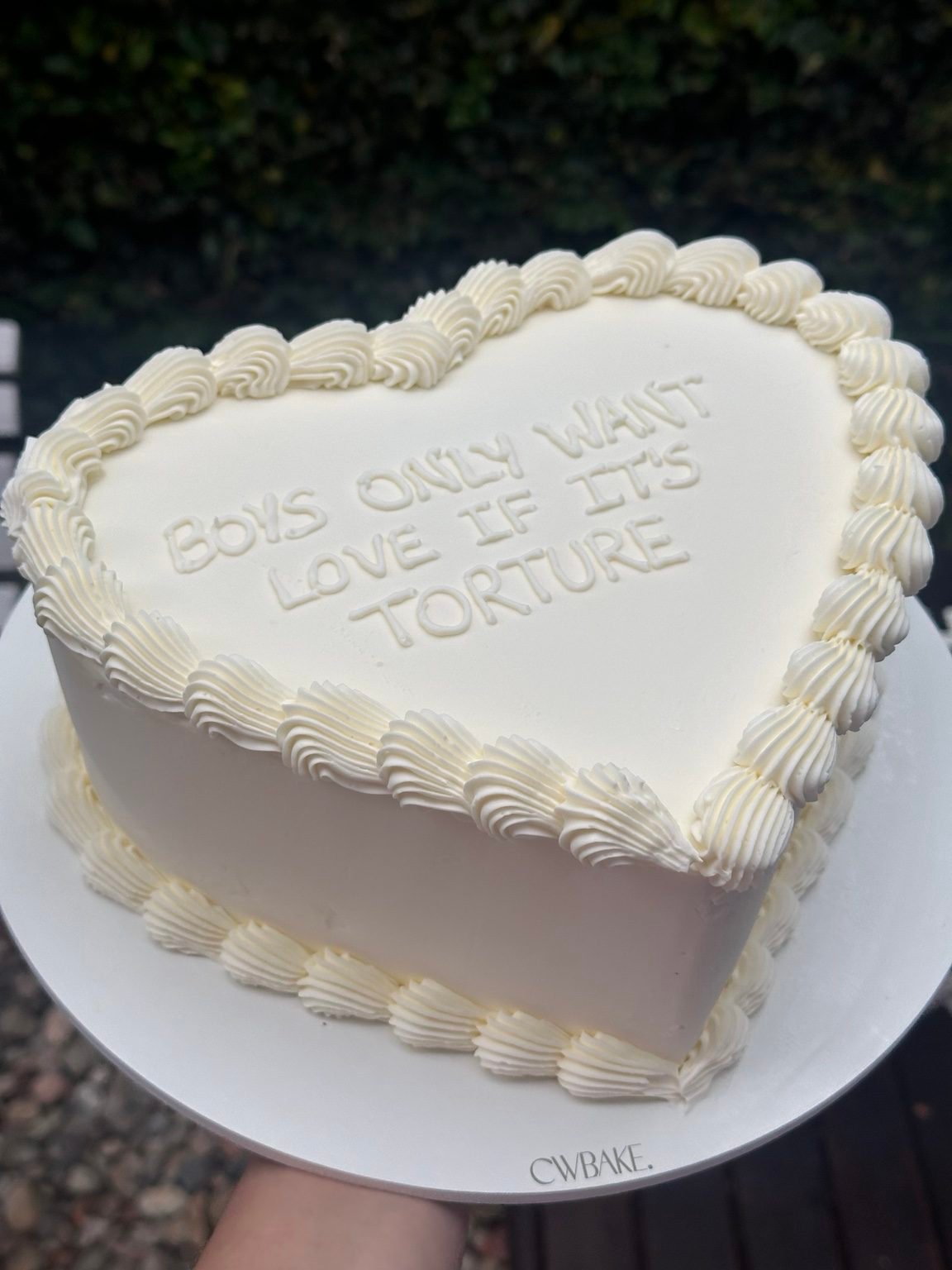 Heart cake branco com borda em buttercream e frase escrita