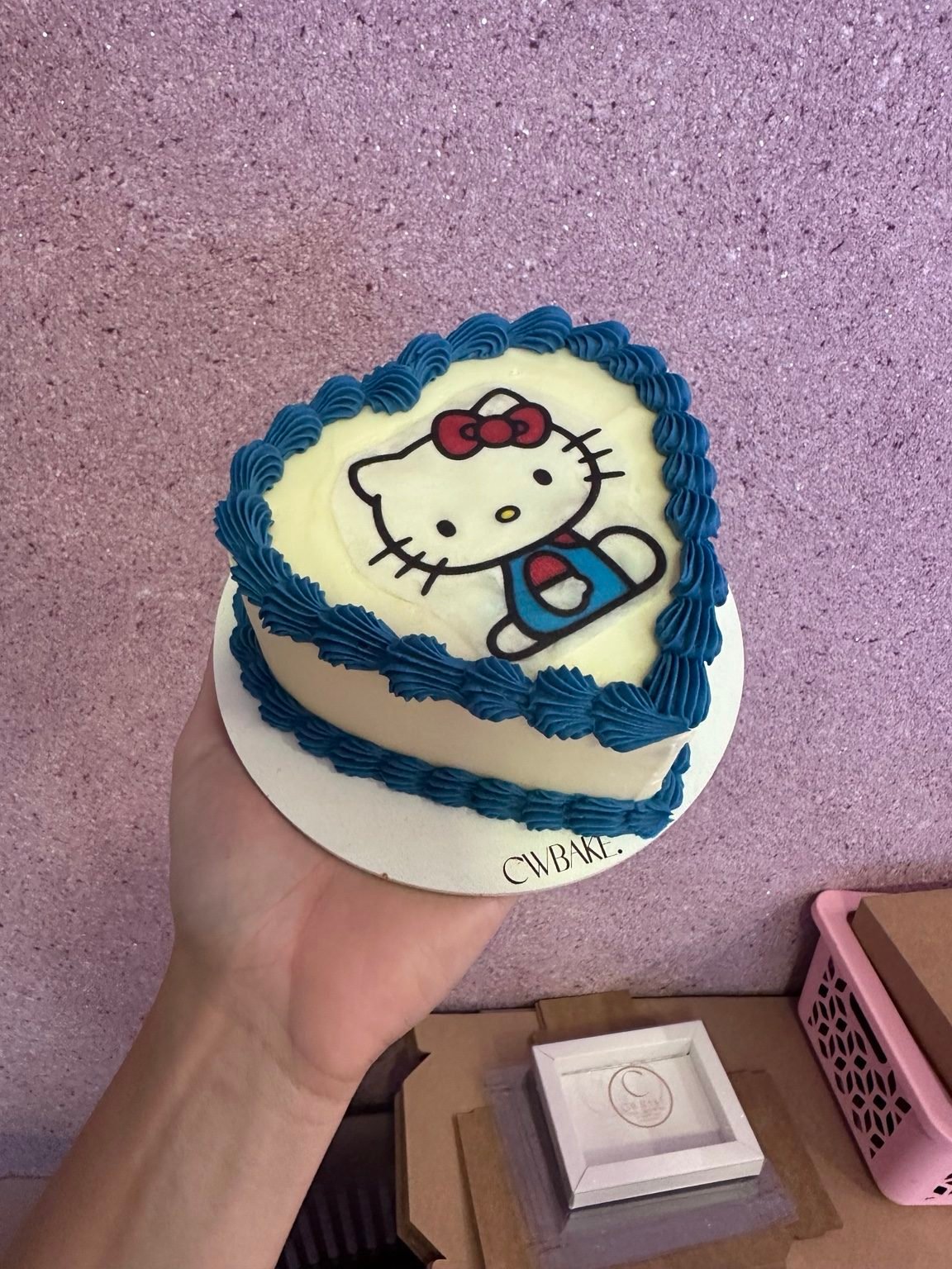 Bolo em formato de coração com papel arroz da Hello Kitty