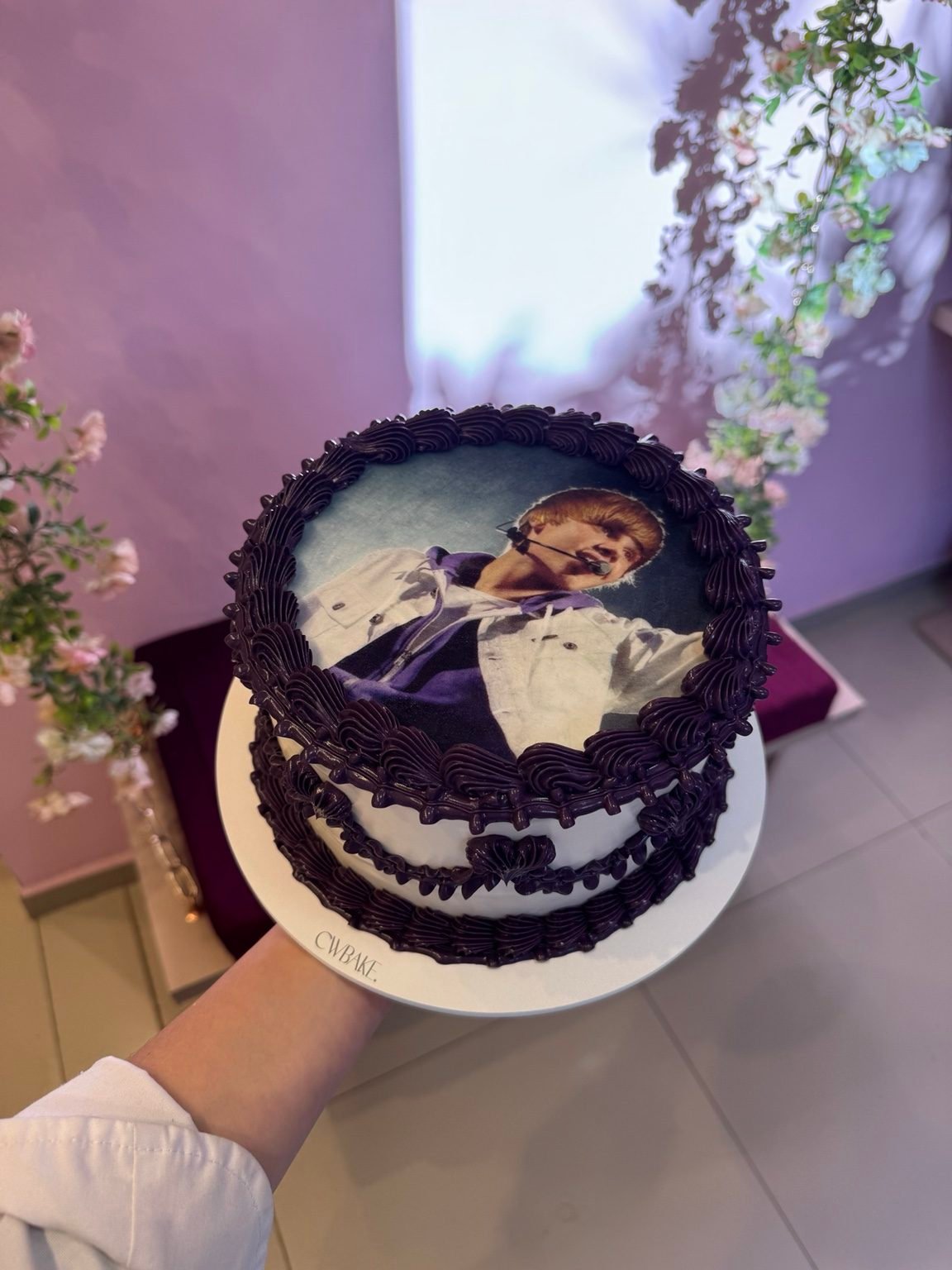 Bolo escuro com papel arroz estampado com foto do Justin Bieber