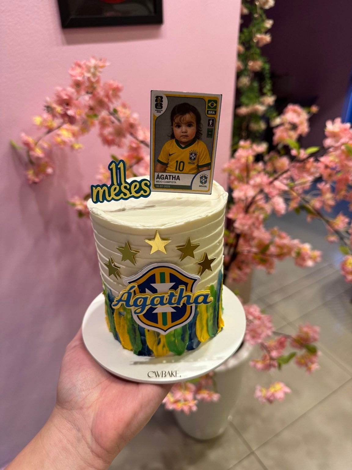 Bolo com papelaria de tema de futebol, com escudo e foto