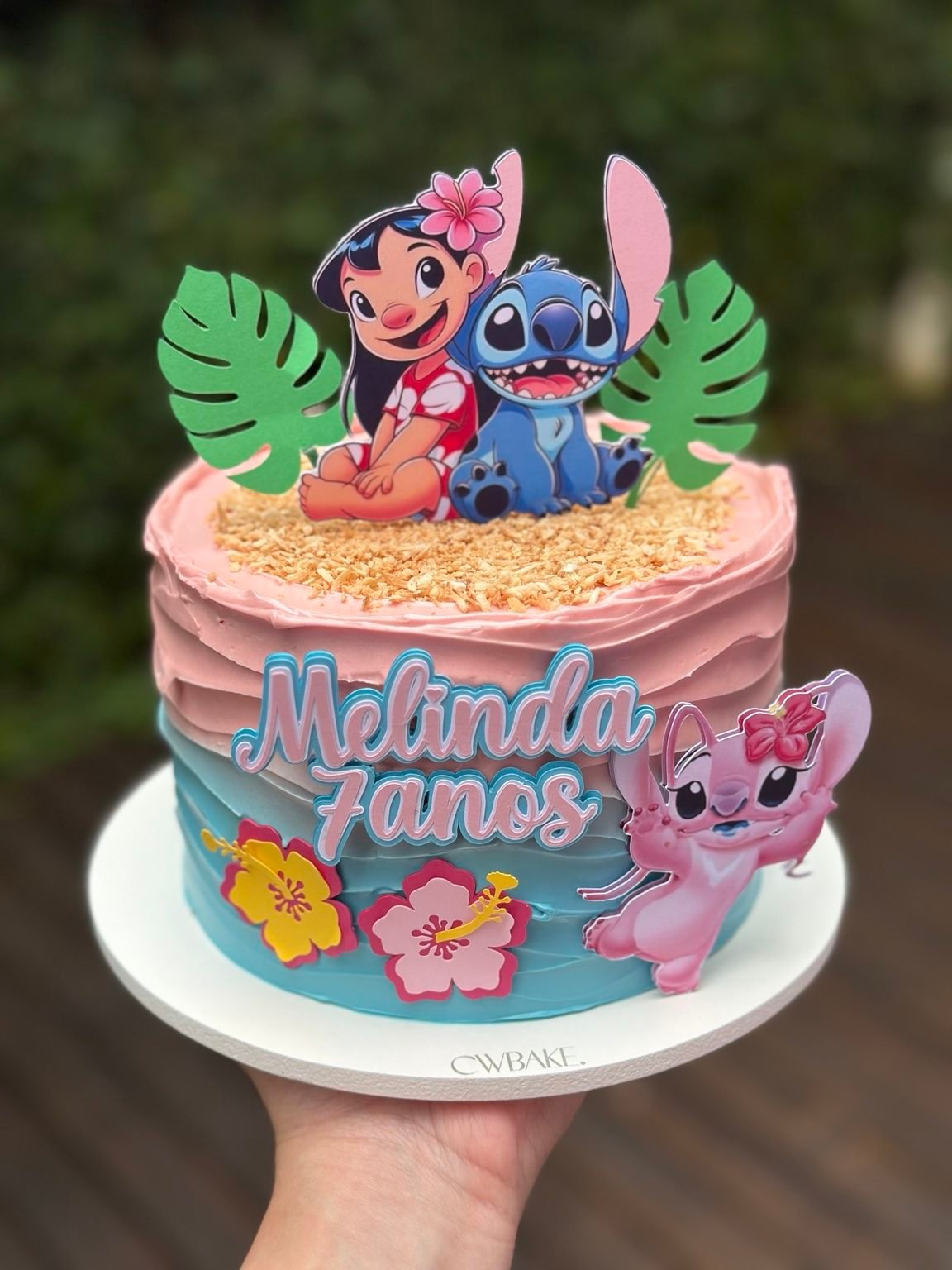 Bolo rosa com papelaria de tema Stitch e nome