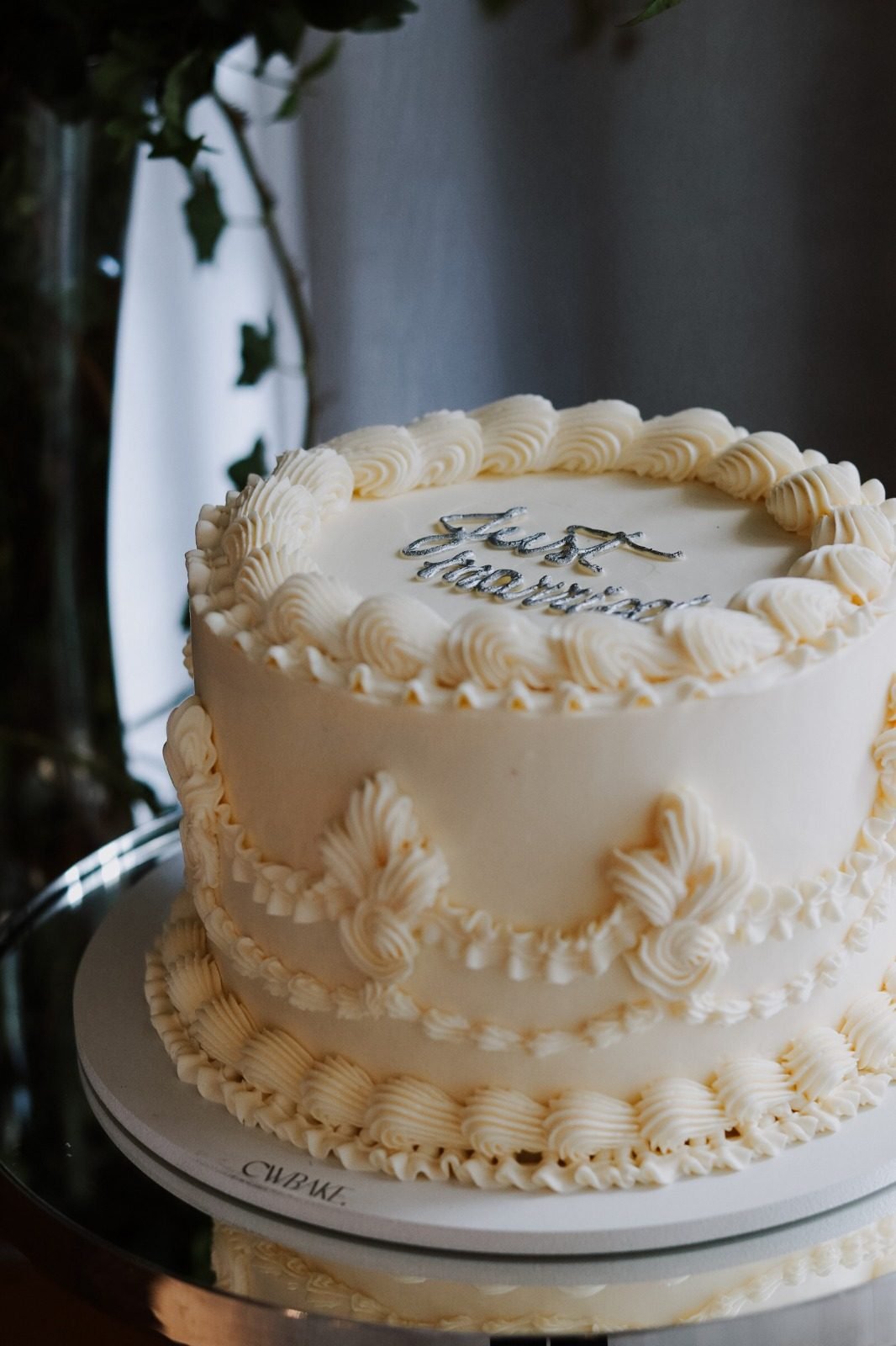 Bolo vintage branco com babados e arabescos em buttercream