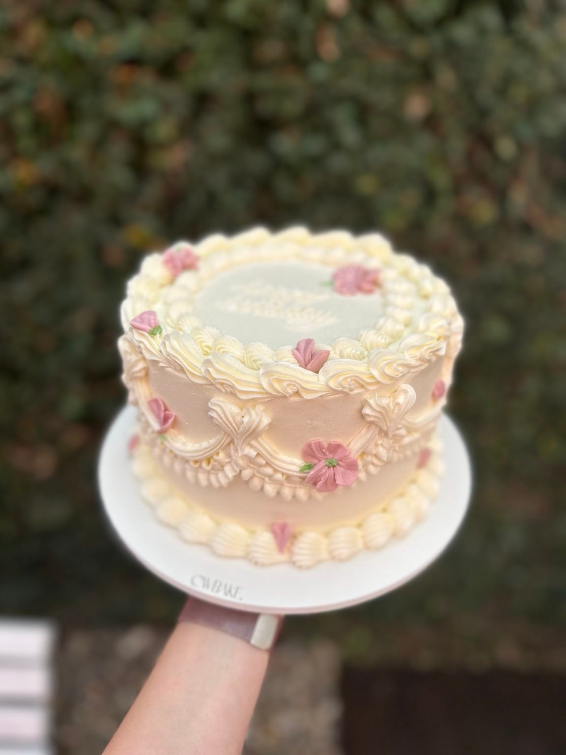Bolo vintage creme com babados e flores cor-de-rosa