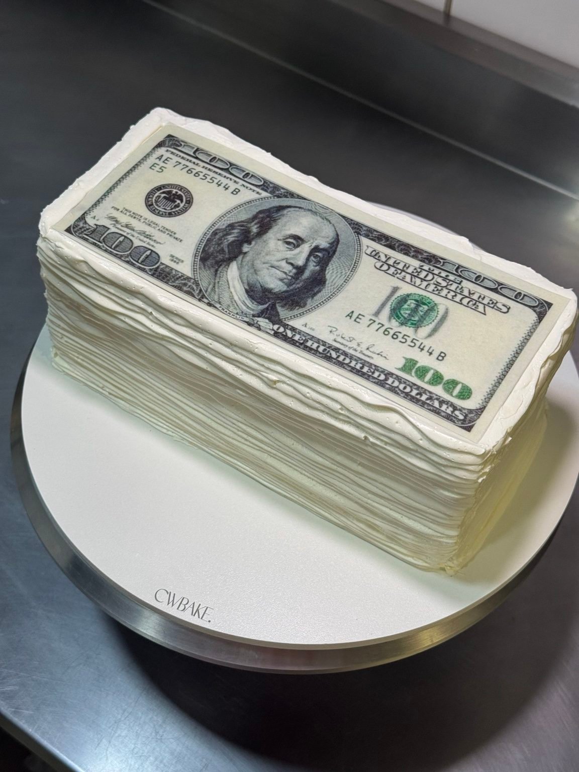 Bolo retangular decorado como um maço de notas de dólar