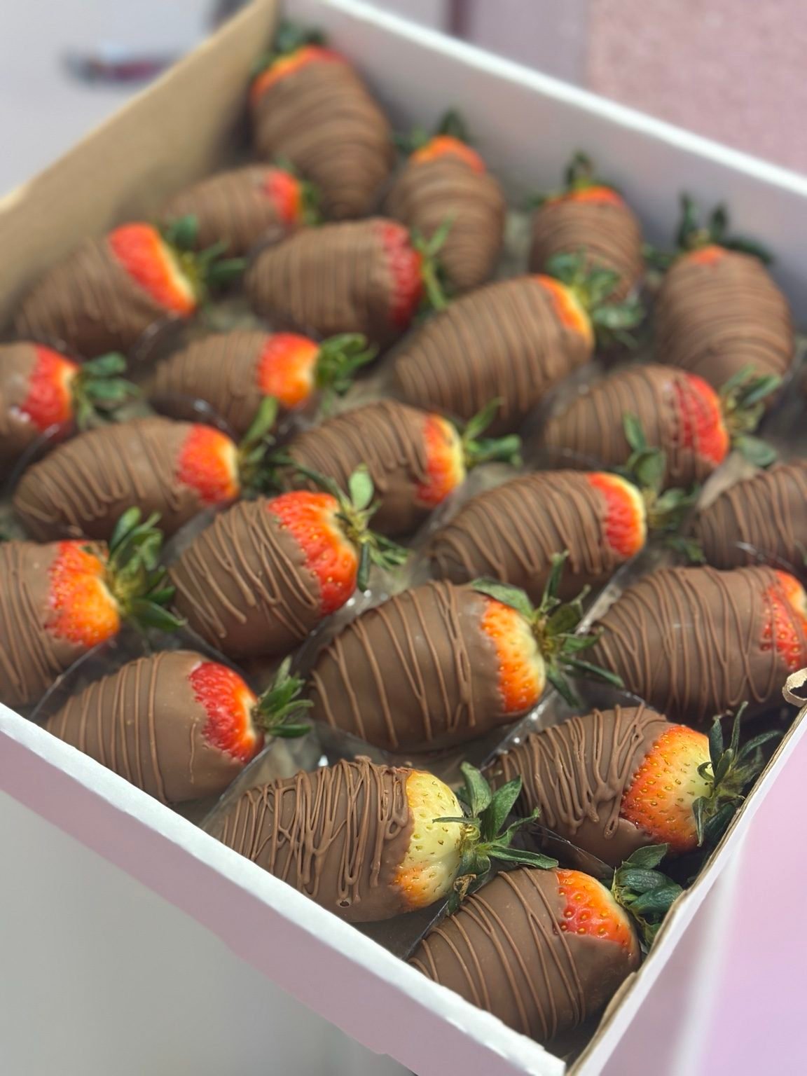 Caixa com morangos cobertos com chocolate