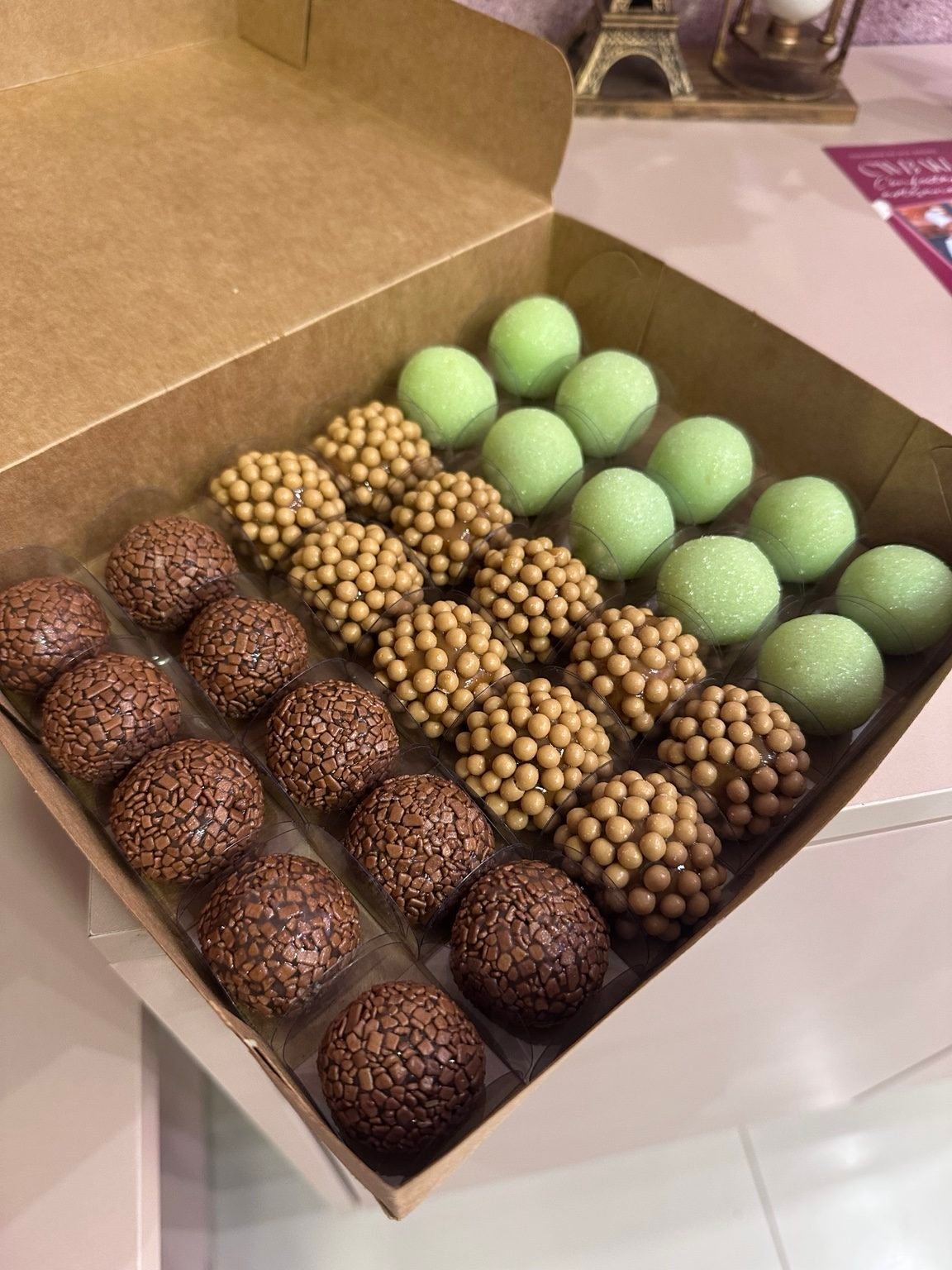 Caixa com docinhos sortidos: brigadeiros, crocantes e docinhos verdes