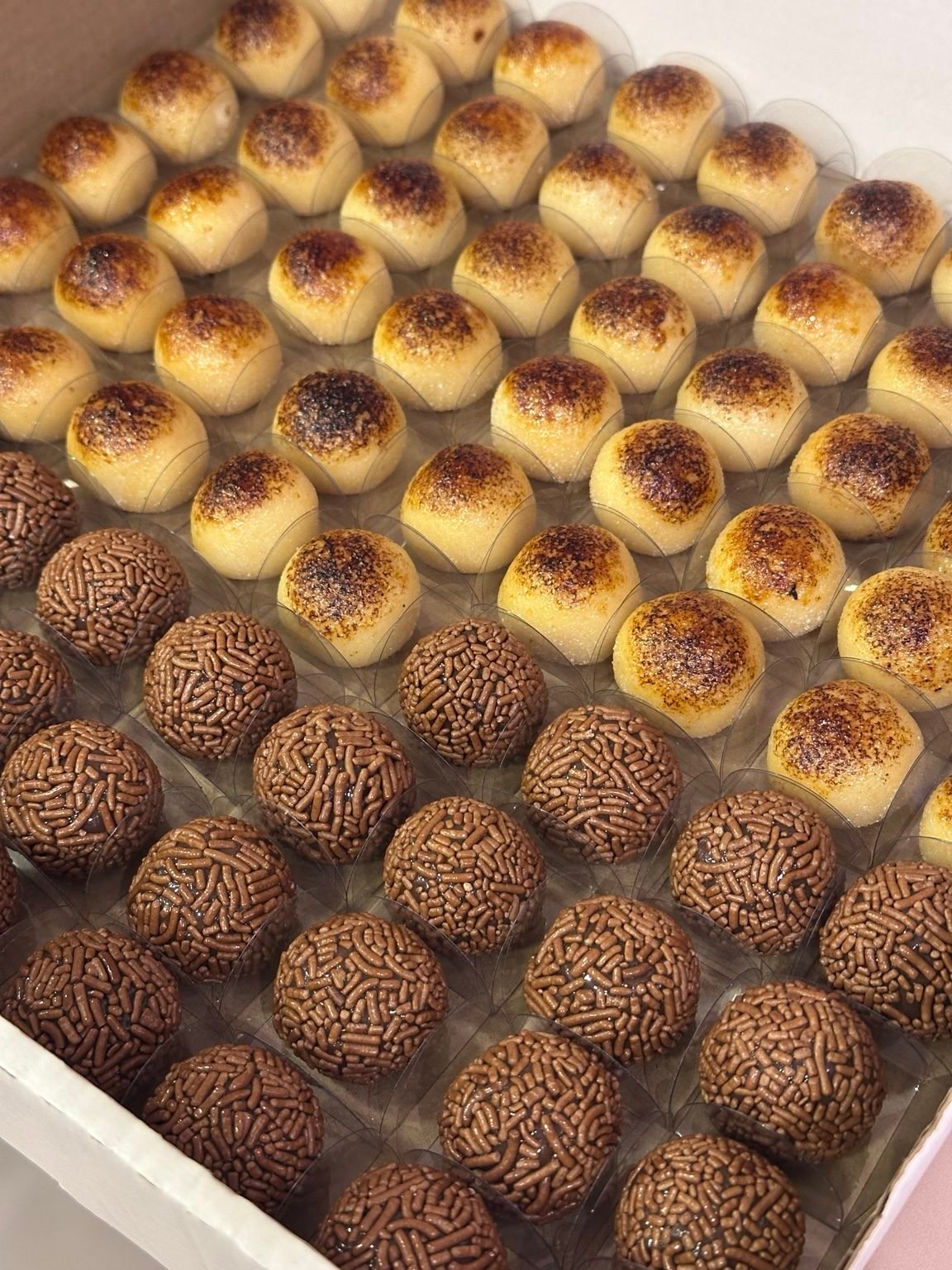 Bandeja com brigadeiros de brulée caramelizados e brigadeiros tradicionais