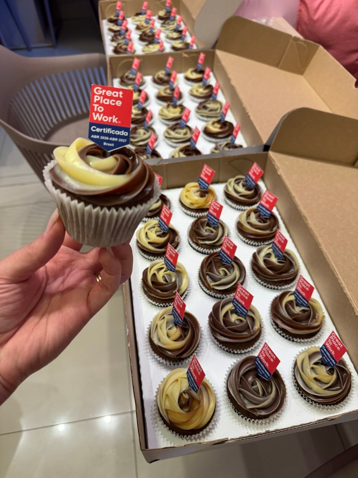 Caixa de cupcakes de chocolate com topos personalizados
