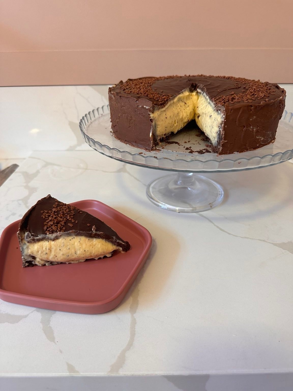 Torta de maracujá e chocolate com uma fatia servida em prato